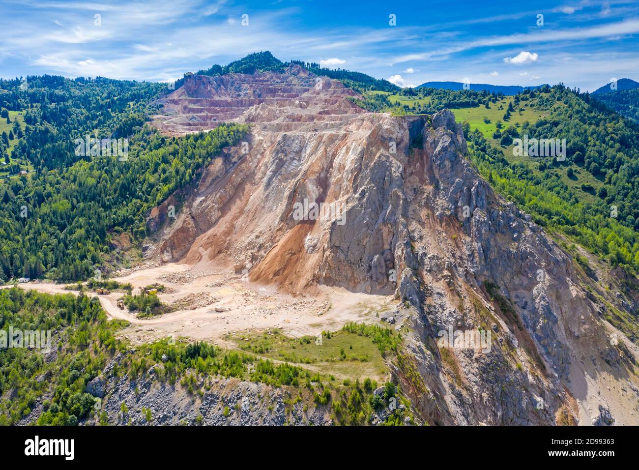 Scena aerea di cava di cemento, strati di roccia nella montagna rumena dei Carpazi Foto Stock