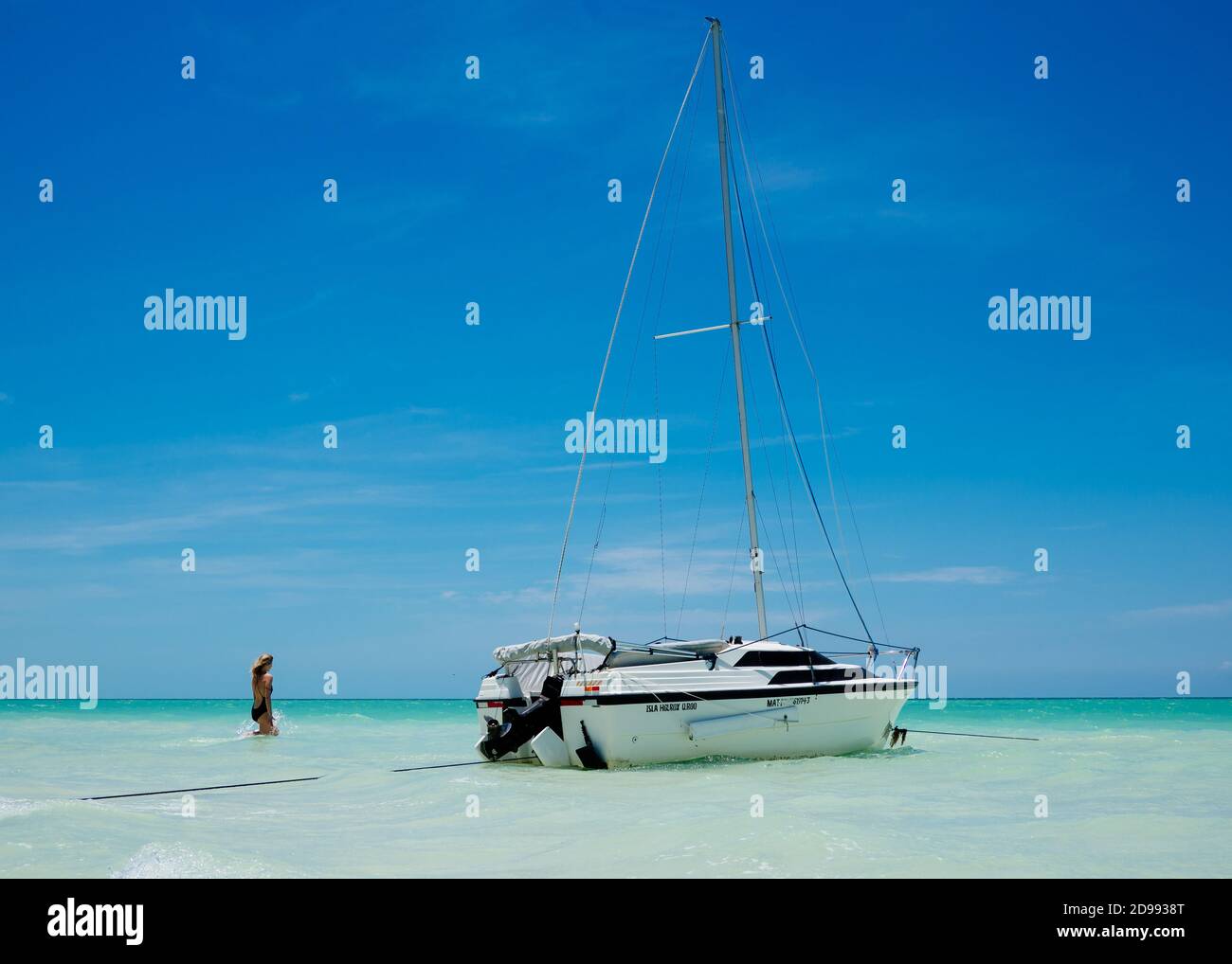 Una passeggiata turistica oltre una barca a vela a Isla Holbox, Messico Mercoledì, 9 maggio 2018. Foto Stock