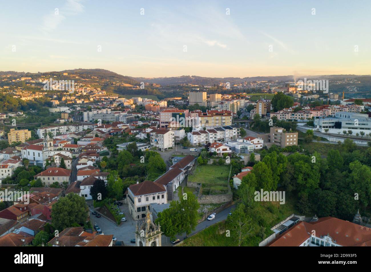 Amarante drone vista aerea con bella chiesa e ponte in Portogallo all'alba Foto Stock