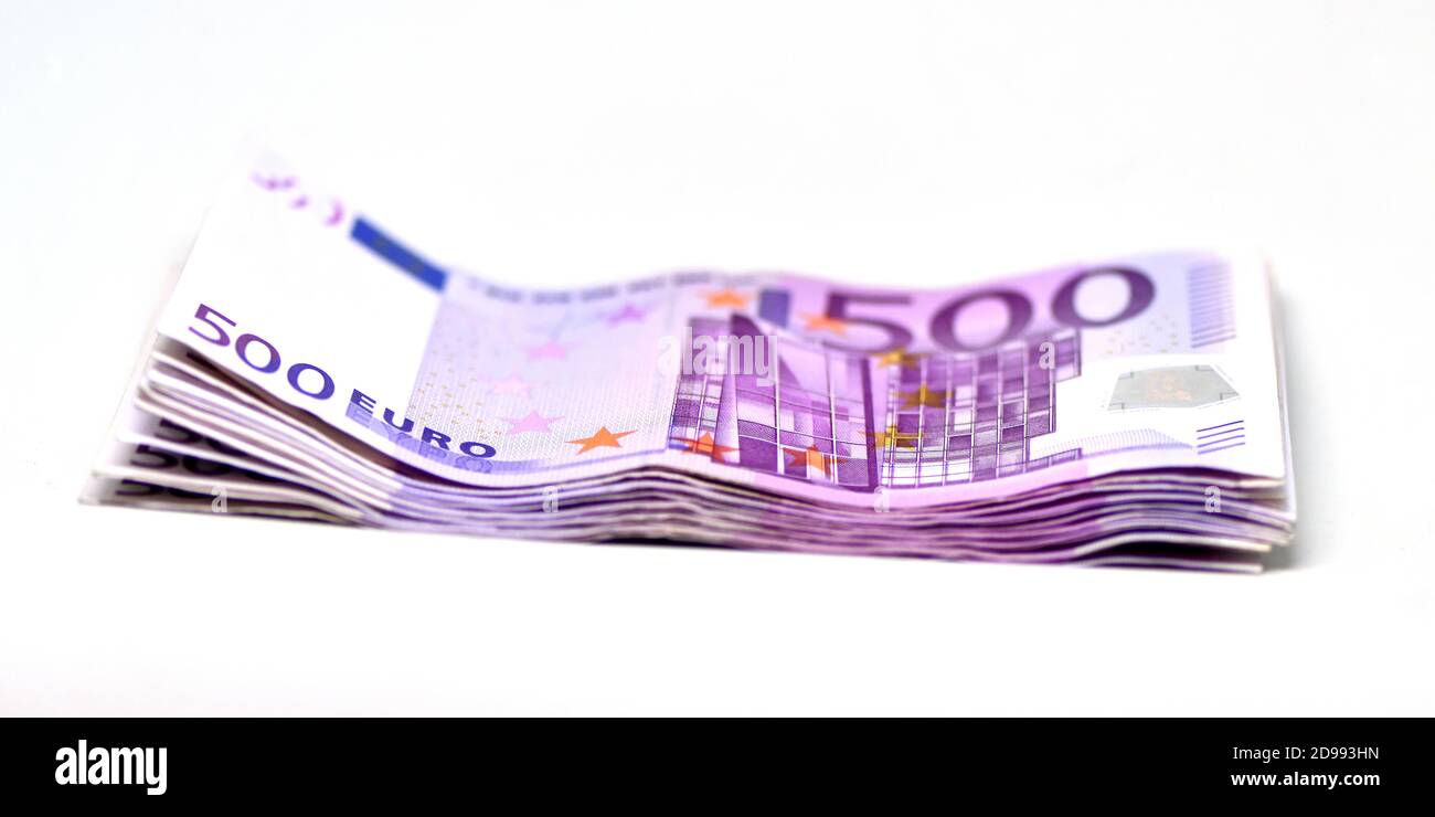 Pila di banconote da 500 euro. Banconote in moneta europea isolate su sfondo bianco. Primo piano della vista dall'alto. Stipendio, risparmio, Unione economica europea Foto Stock