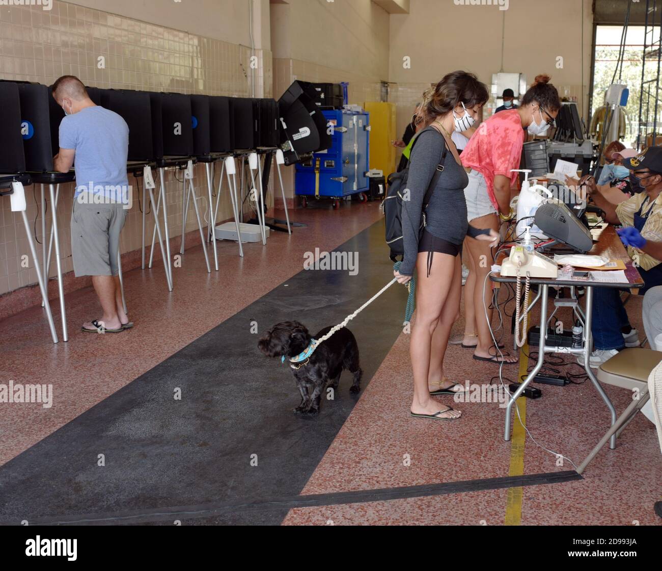 Miami, Stati Uniti. 03 Nov 2020. I residenti della Florida si trovano nella cabina di voto il giorno delle elezioni per votare alle elezioni presidenziali del 2020 alla stazione dei vigili del fuoco di Miami 2 a Miami, Florida, martedì 3 novembre 2020. Le linee dei siti di scrutinio sono più brevi del normale a causa del numero di elettori che hanno votato in anticipo o hanno utilizzato i voti per posta. La distanza sociale è in vigore a causa della pandemia di COVID-19. Foto di Gary i Rothstein/UPI Credit: UPI/Alamy Live News Foto Stock