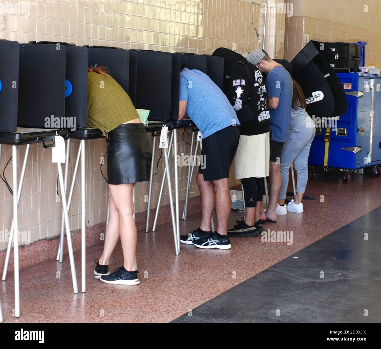 Miami, Stati Uniti. 03 Nov 2020. I residenti della Florida si trovano nella cabina di voto il giorno delle elezioni per votare alle elezioni presidenziali del 2020 alla stazione dei vigili del fuoco di Miami 2 a Miami, Florida, martedì 3 novembre 2020. Le righe nei siti di polling sono più brevi del normale a causa del numero di elettori che hanno votato in anticipo o hanno utilizzato i voti per posta. La distanza sociale è in vigore a causa della pandemia di COVID-19. Foto di Gary i Rothstein/UPI Credit: UPI/Alamy Live News Foto Stock