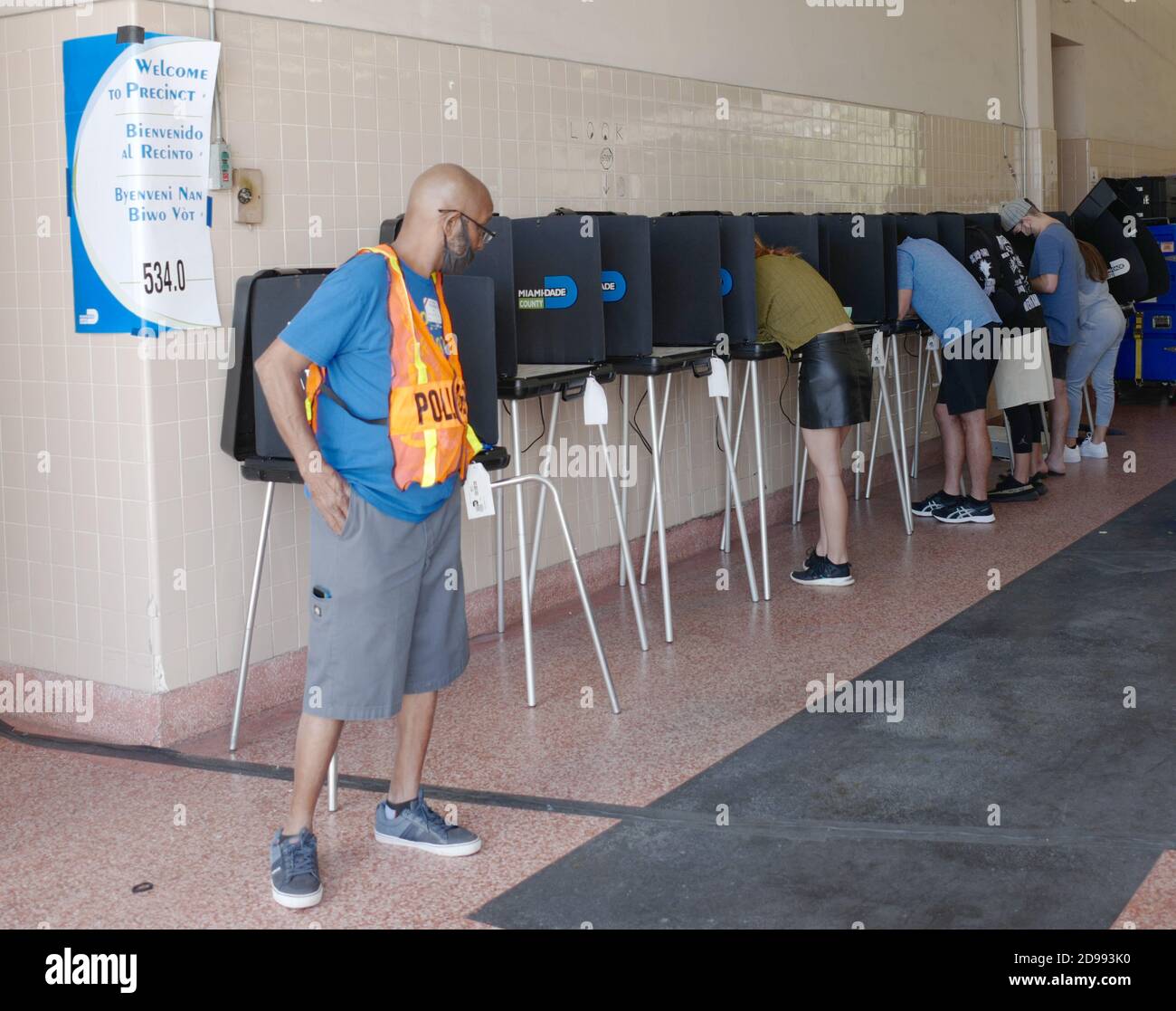 Miami, Stati Uniti. 03 Nov 2020. I residenti della Florida si trovano nella cabina di voto il giorno delle elezioni per votare alle elezioni presidenziali del 2020 alla stazione dei vigili del fuoco di Miami 2 a Miami, Florida, martedì 3 novembre 2020. Le righe nei siti di polling sono più brevi del normale a causa del numero di elettori che hanno votato in anticipo o hanno utilizzato i voti per posta. La distanza sociale è in vigore a causa della pandemia di COVID-19. Foto di Gary i Rothstein/UPI Credit: UPI/Alamy Live News Foto Stock