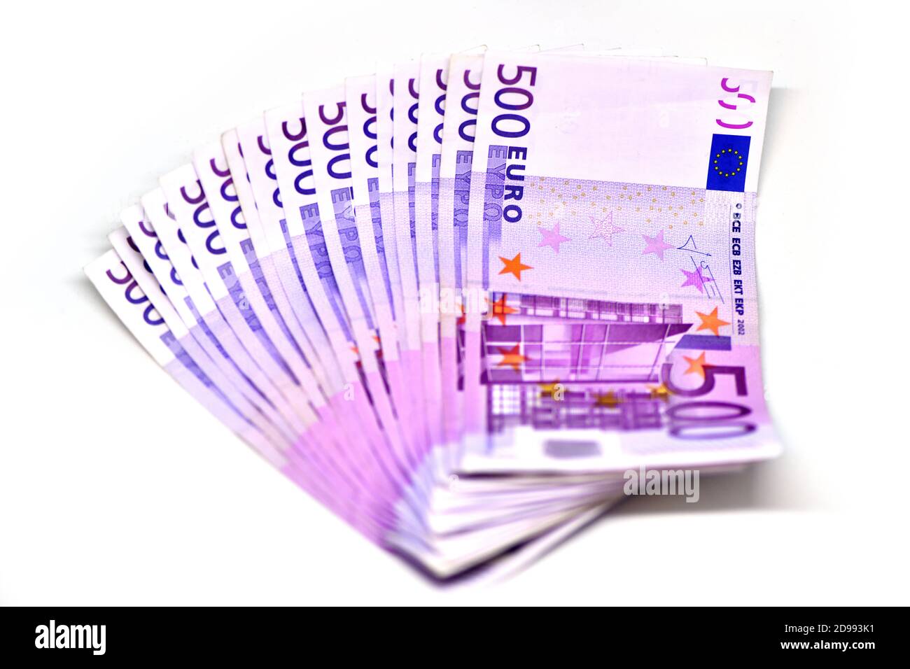 Pila di banconote da 500 euro. Banconote in moneta europea isolate su sfondo bianco. Primo piano della vista dall'alto. Stipendio, risparmio, Unione economica europea Foto Stock