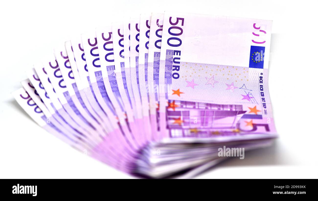 Pila di banconote da 500 euro. Banconote in moneta europea isolate su sfondo bianco. Primo piano della vista dall'alto. Stipendio, risparmio, Unione economica europea Foto Stock