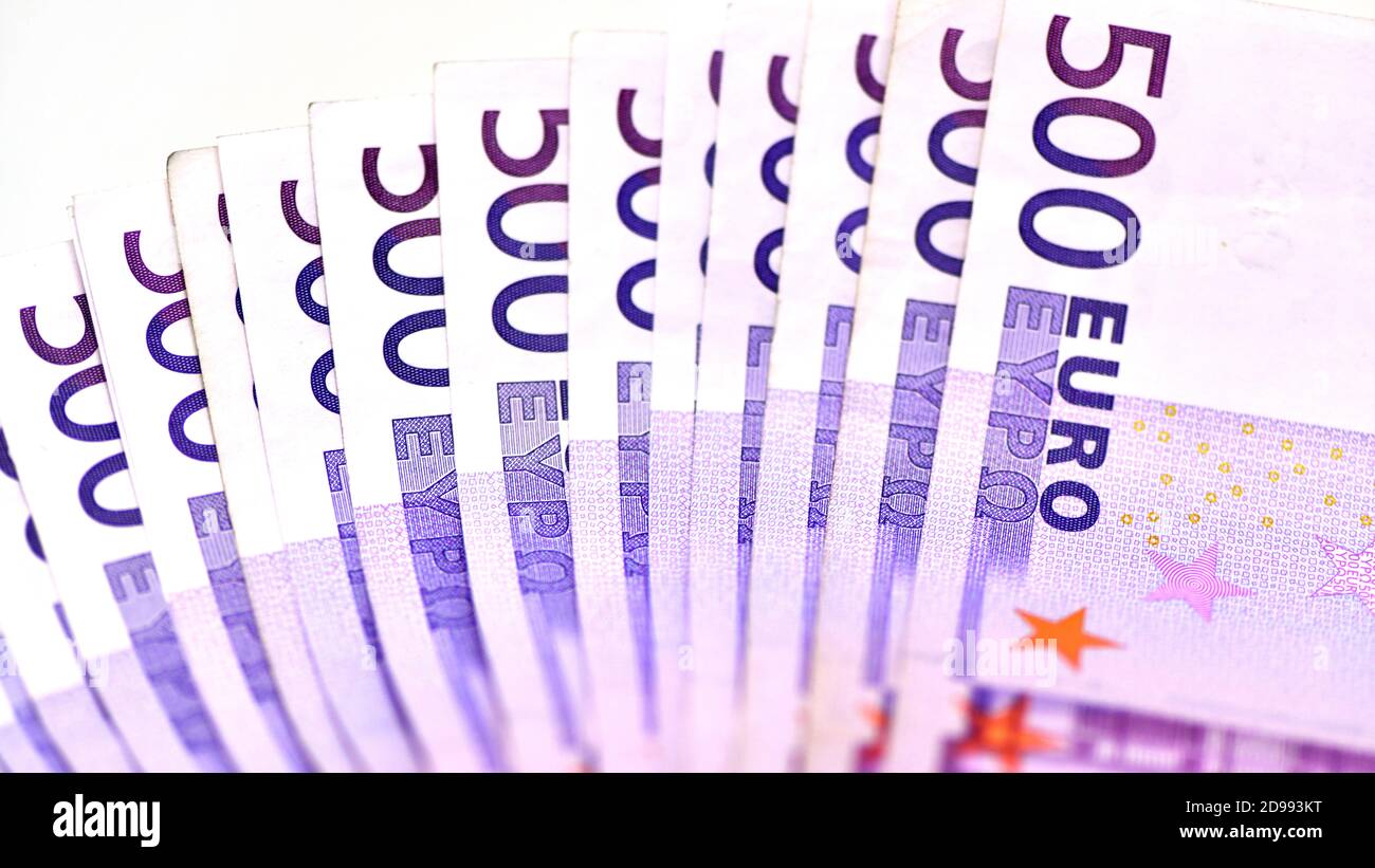Pila di banconote da 500 euro. Banconote in moneta europea isolate su sfondo bianco. Primo piano della vista dall'alto. Stipendio, risparmio, Unione economica europea Foto Stock
