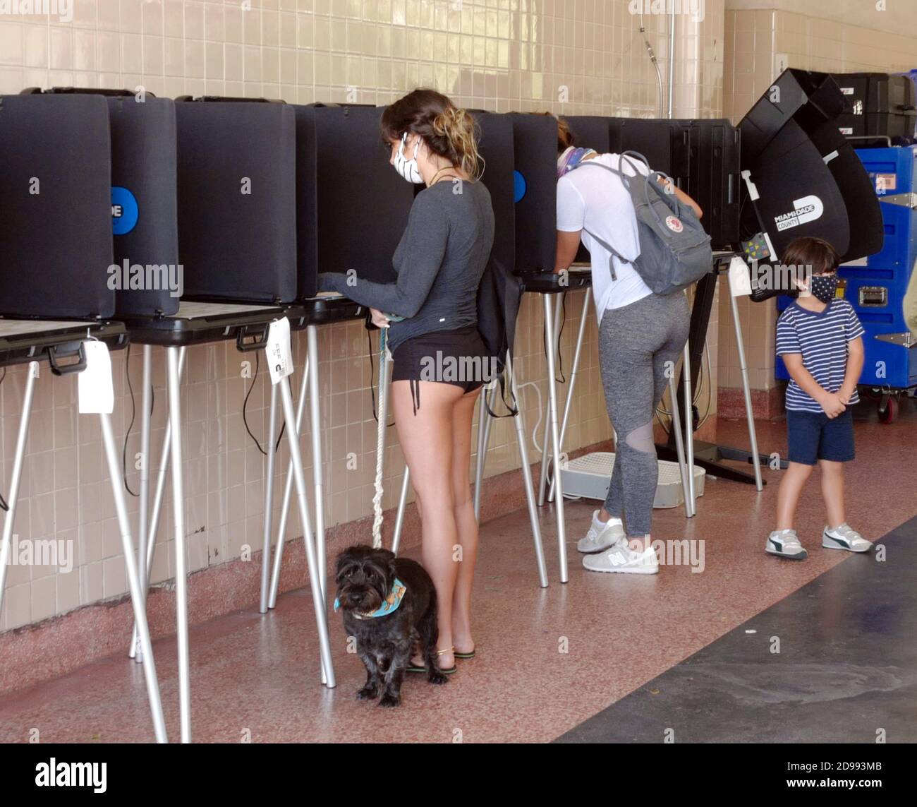 Miami, Stati Uniti. 03 Nov 2020. I residenti della Florida si trovano nella cabina di voto il giorno delle elezioni per votare alle elezioni presidenziali del 2020 alla stazione dei vigili del fuoco di Miami 2 a Miami, Florida, martedì 3 novembre 2020. Le righe nei siti di polling sono più brevi del normale a causa del numero di elettori che hanno votato in anticipo o hanno utilizzato i voti per posta. La distanza sociale è in vigore a causa della pandemia di COVID-19. Foto di Gary i Rothstein/UPI Credit: UPI/Alamy Live News Foto Stock