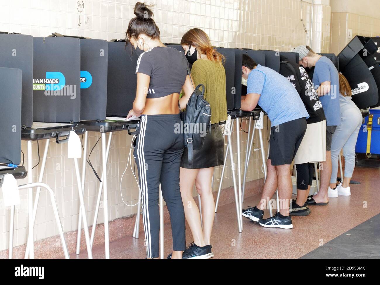 Miami, Stati Uniti. 03 Nov 2020. I residenti della Florida si trovano nella cabina di voto il giorno delle elezioni per votare alle elezioni presidenziali del 2020 alla stazione dei vigili del fuoco di Miami 2 a Miami, Florida, martedì 3 novembre 2020. Le righe nei siti di polling sono più brevi del normale a causa del numero di elettori che hanno votato in anticipo o hanno utilizzato i voti per posta. La distanza sociale è in vigore a causa della pandemia di COVID-19. Foto di Gary i Rothstein/UPI Credit: UPI/Alamy Live News Foto Stock