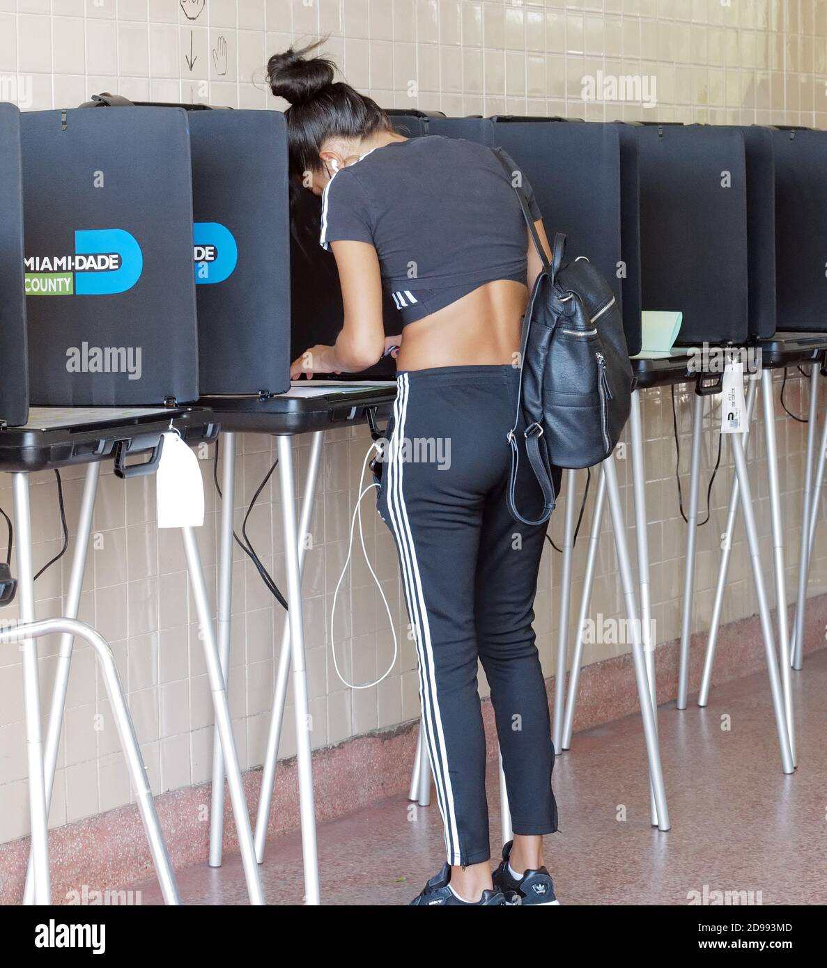 Miami, Stati Uniti. 03 Nov 2020. I residenti della Florida si trovano nella cabina di voto il giorno delle elezioni per votare alle elezioni presidenziali del 2020 alla stazione dei vigili del fuoco di Miami 2 a Miami, Florida, martedì 3 novembre 2020. Le righe nei siti di polling sono più brevi del normale a causa del numero di elettori che hanno votato in anticipo o hanno utilizzato i voti per posta. La distanza sociale è in vigore a causa della pandemia di COVID-19. Foto di Gary i Rothstein/UPI Credit: UPI/Alamy Live News Foto Stock
