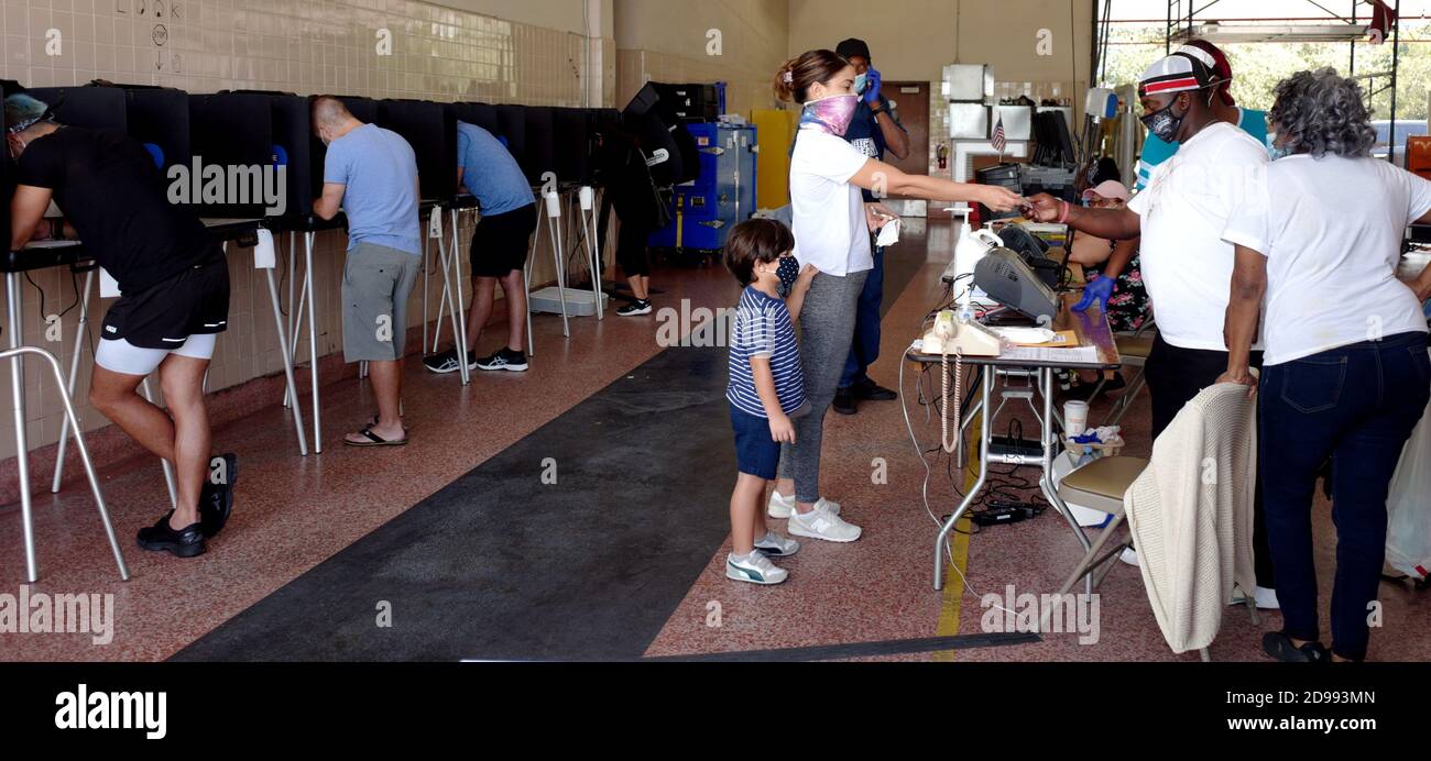 Miami, Stati Uniti. 03 Nov 2020. I residenti della Florida si trovano nella cabina di voto il giorno delle elezioni per votare alle elezioni presidenziali del 2020 alla stazione dei vigili del fuoco di Miami 2 a Miami, Florida, martedì 3 novembre 2020. Le righe nei siti di polling sono più brevi del normale a causa del numero di elettori che hanno votato in anticipo o hanno utilizzato i voti per posta. La distanza sociale è in vigore a causa della pandemia di COVID-19. Foto di Gary i Rothstein/UPI Credit: UPI/Alamy Live News Foto Stock