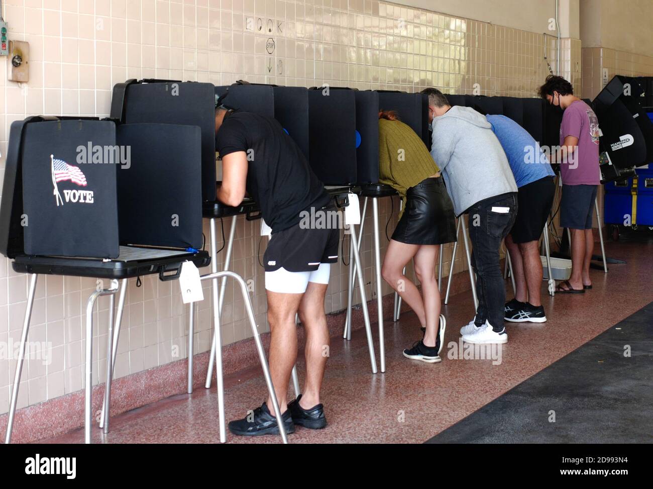 Miami, Stati Uniti. 03 Nov 2020. I residenti della Florida si trovano nella cabina di voto il giorno delle elezioni per votare alle elezioni presidenziali del 2020 alla stazione dei vigili del fuoco di Miami 2 a Miami, Florida, martedì 3 novembre 2020. Le righe nei siti di polling sono più brevi del normale a causa del numero di elettori che hanno votato in anticipo o hanno utilizzato i voti per posta. La distanza sociale è in vigore a causa della pandemia di COVID-19. Foto di Gary i Rothstein/UPI Credit: UPI/Alamy Live News Foto Stock