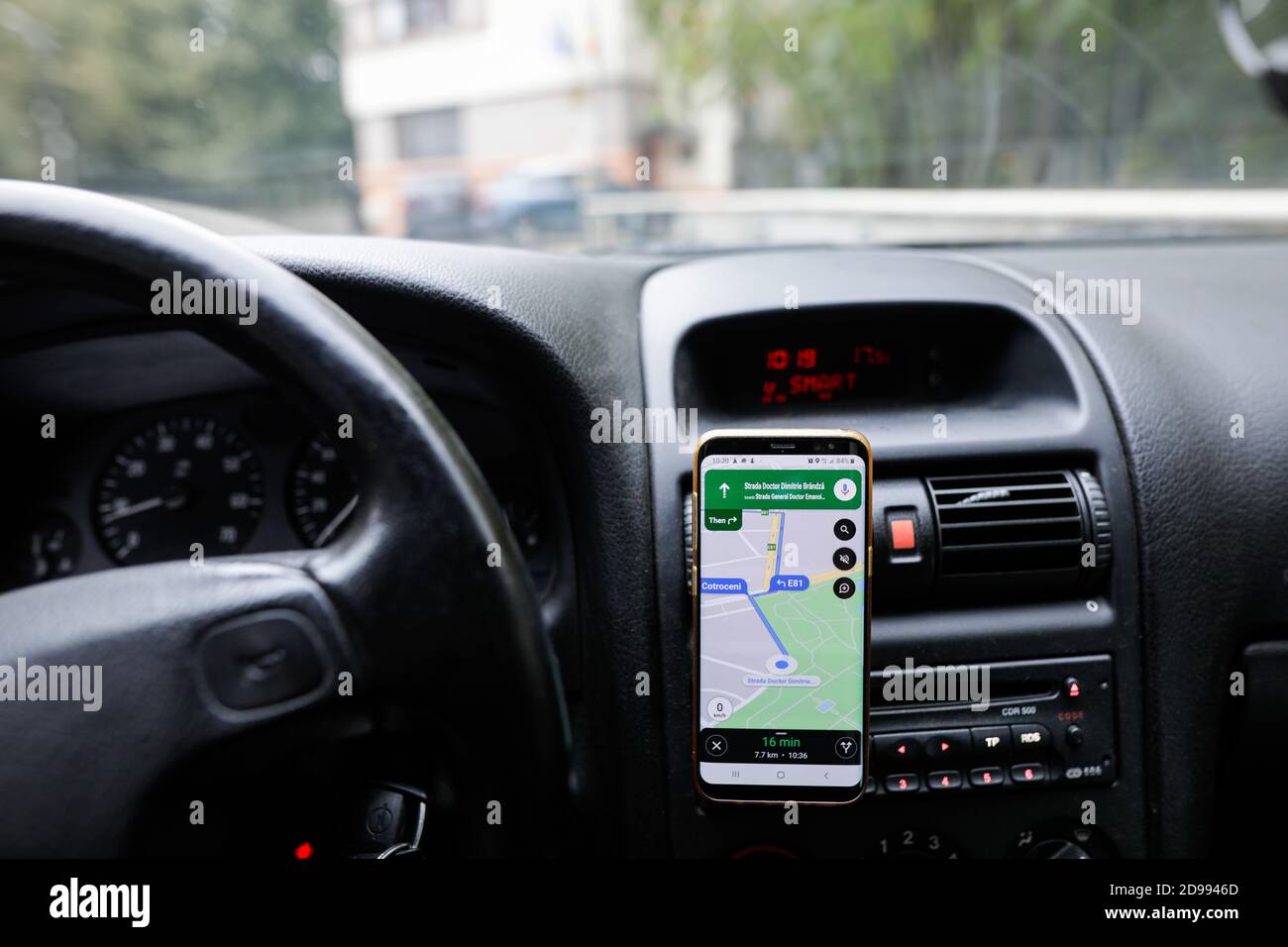 Bucarest, Romania - 25 ottobre 2020: Immagine della profondità di campo (messa a fuoco selettiva) poco profonda con l'app Google Maps su un dispositivo mobile in auto. Foto Stock