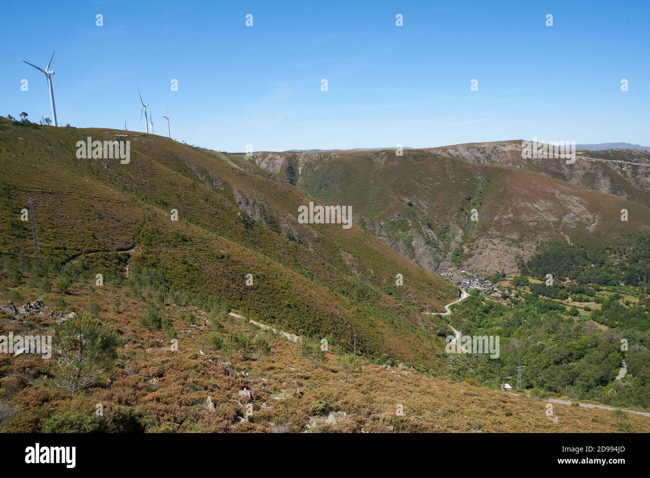 Aldeia da pena in Arouca Serra da Freita con turbine eoliche, Portogallo Foto Stock