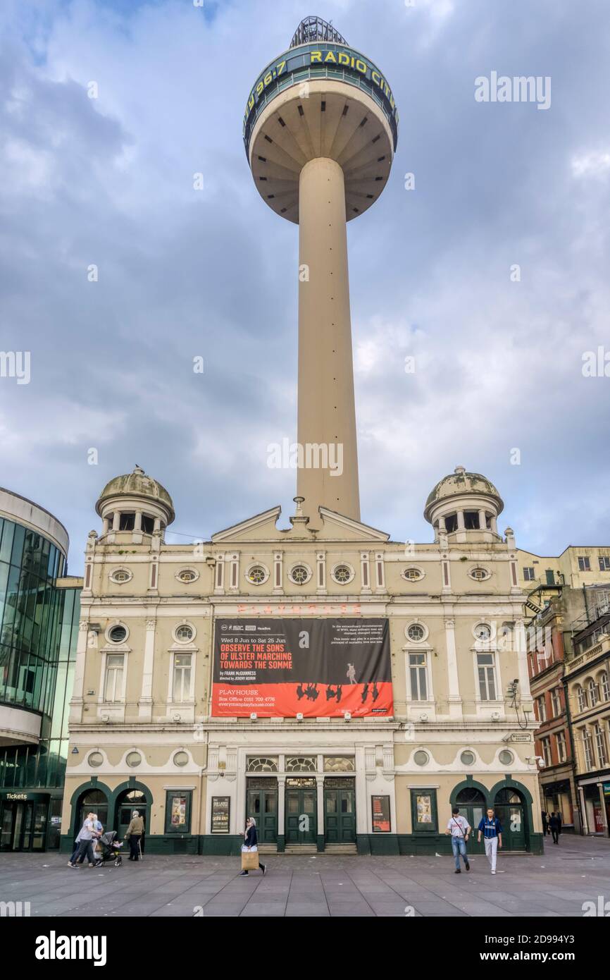 Il Liverpool Playhouse Theatre in Williamson Square, Liverpool, con la radio City Tower dietro. Foto Stock