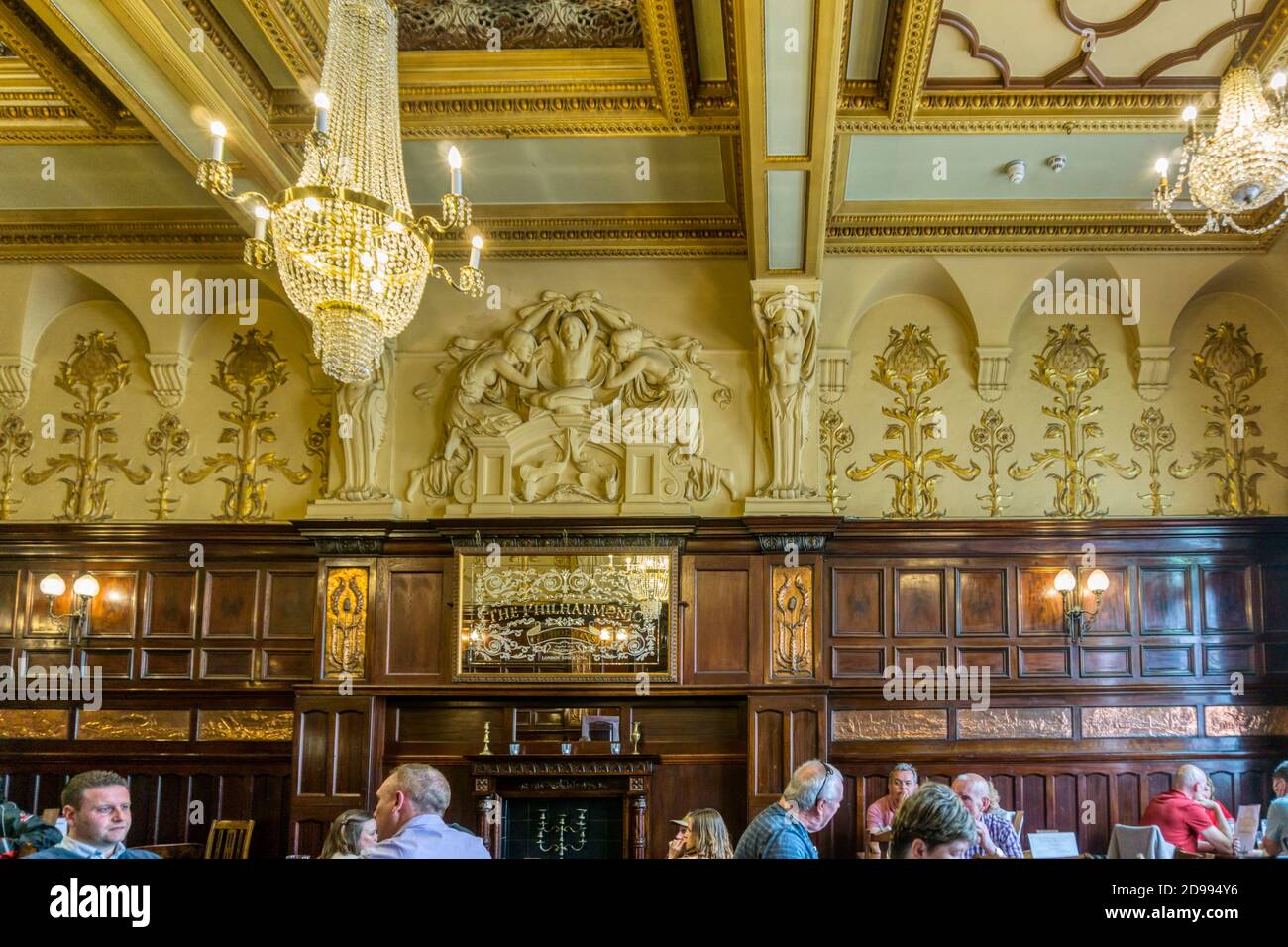 Gli interni decorati delle sale da pranzo della Liverpool Philharmonic. Foto Stock