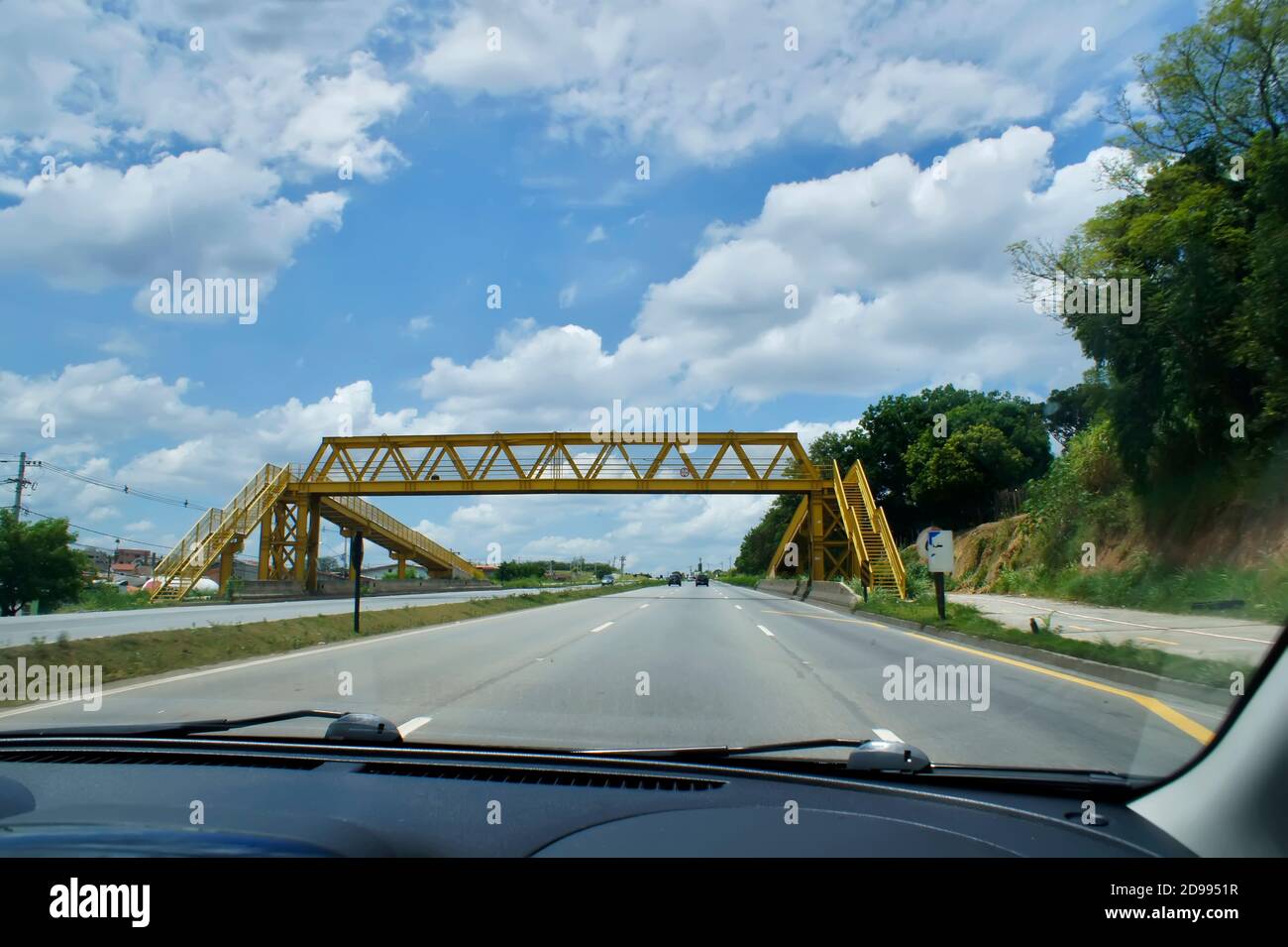 Un punto di vista del conducente su un'autostrada con un passaggio pedonale. Foto Stock