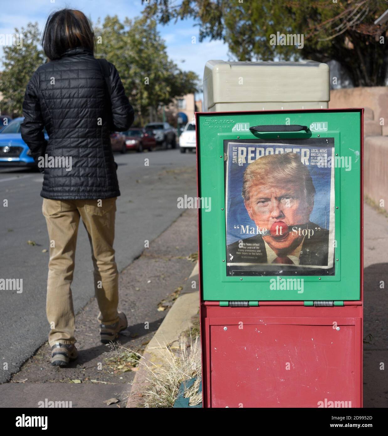 Una donna passa davanti a un tabloid per la distribuzione gratuita a Santa Fe, New Mexico, con una copertina critica sul presidente Donald Trump. Foto Stock