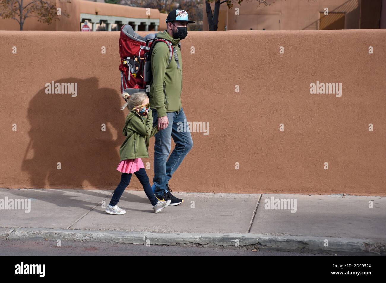 Un padre e la sua giovane figlia, indossando maschere pandemiche, visitano Santa Fe, New Mexico. Foto Stock