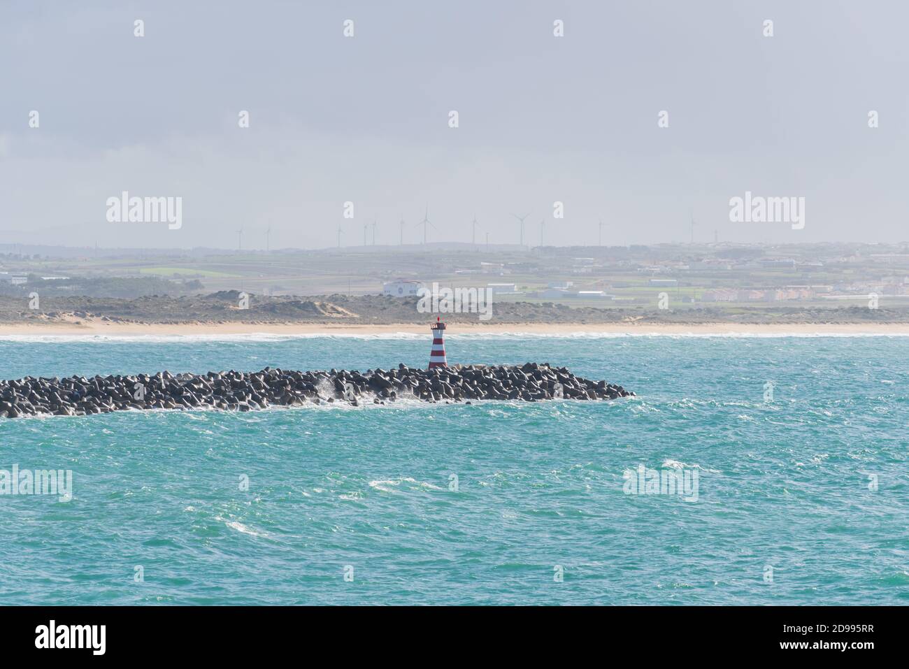 Supertubos Beach surf paradiso a Peniche con faro, in Portogallo Foto Stock