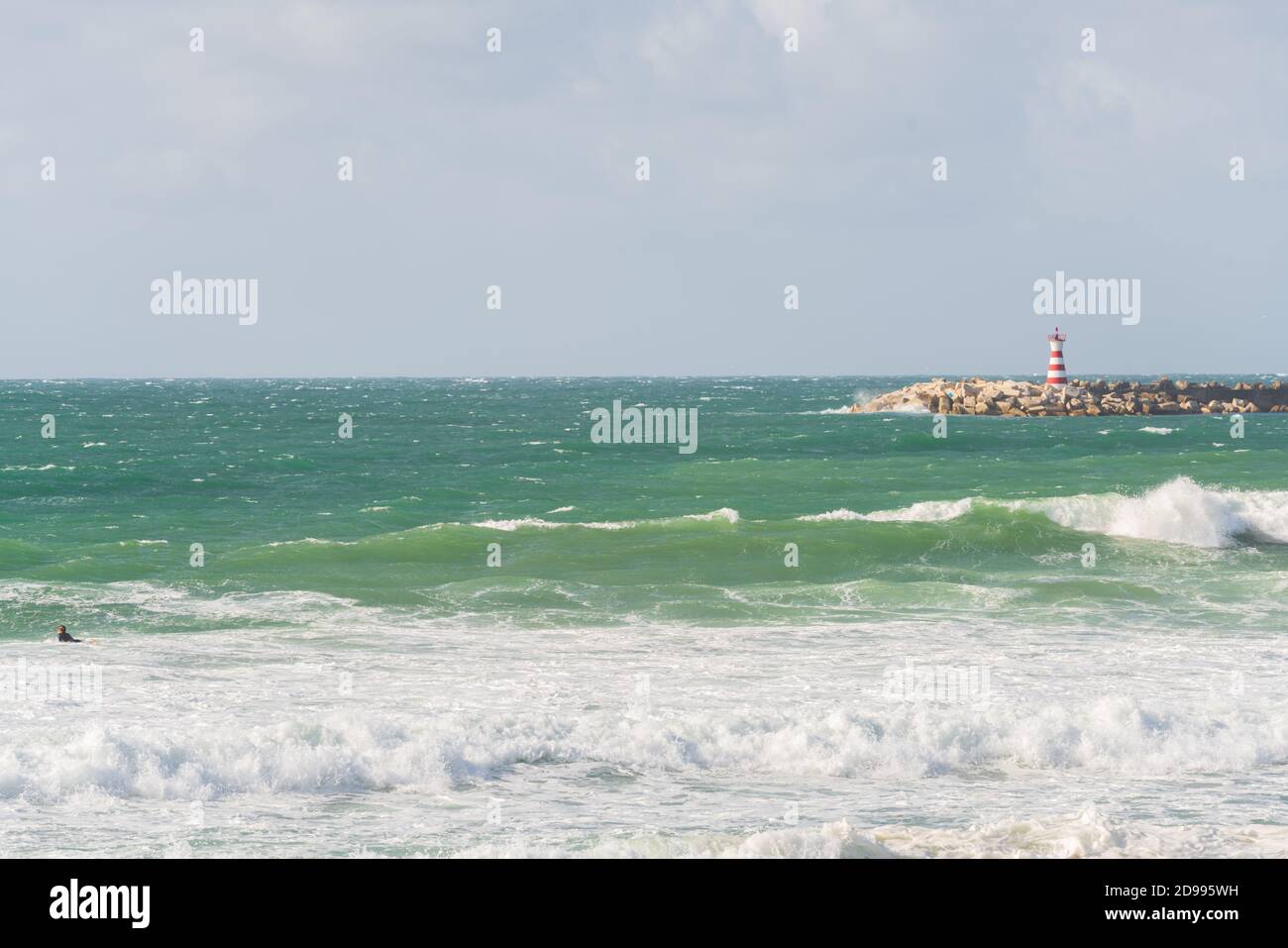 Supertubos Beach surf paradiso a Peniche con faro, in Portogallo Foto Stock