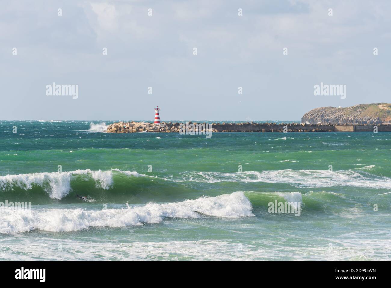 Supertubos Beach surf paradiso a Peniche con faro, in Portogallo Foto Stock
