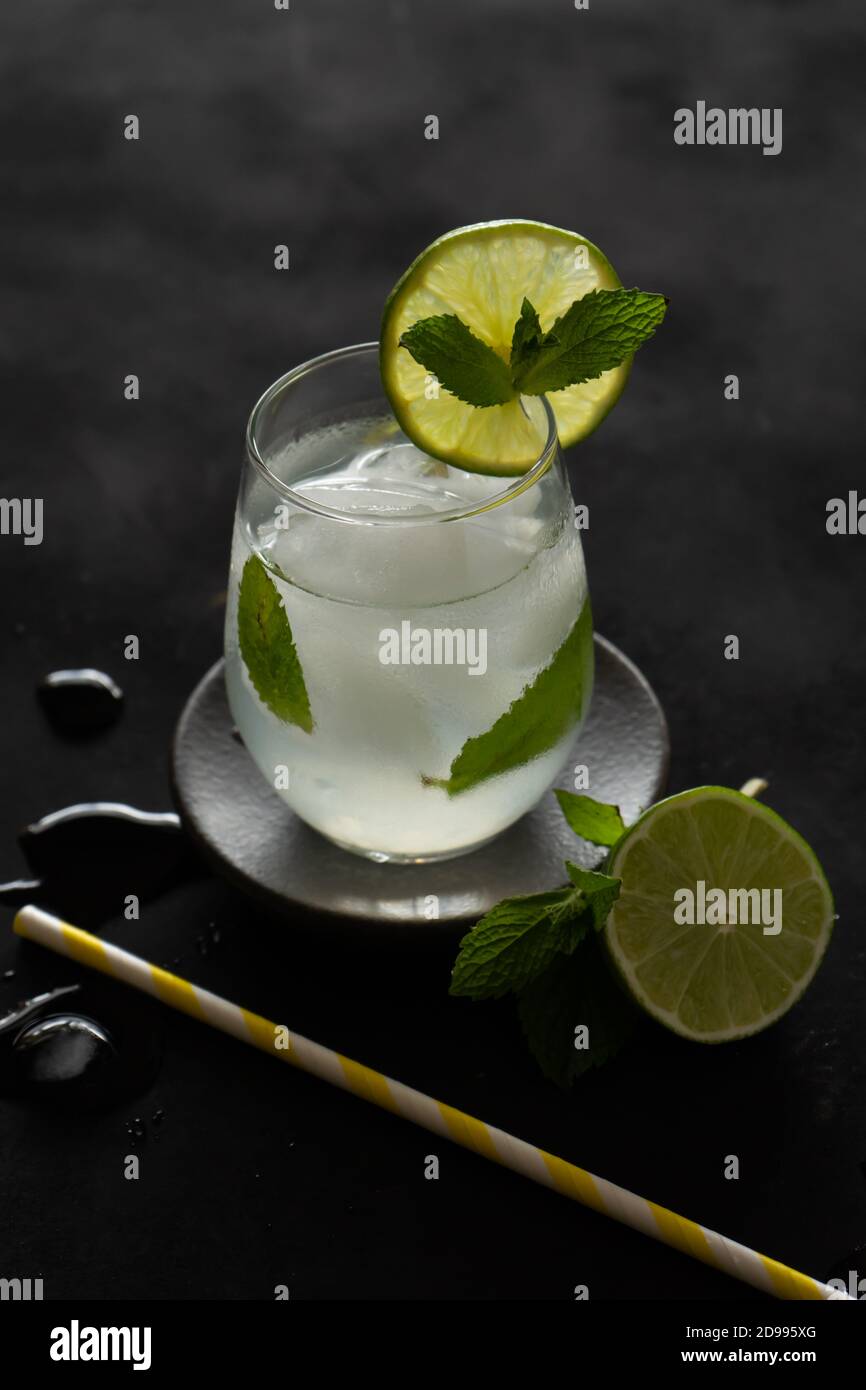 cocktail di lime verde e menta piperita su sfondo nero. Cocktail Mojito fresco e coda di mocktail. Foto Stock