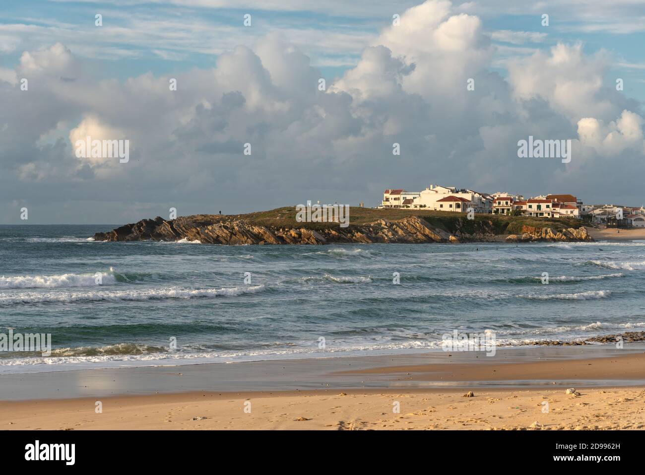 Baleal Island Beach e belle case con surfisti sull'oceano atlantico a Peniche, Portogallo Foto Stock