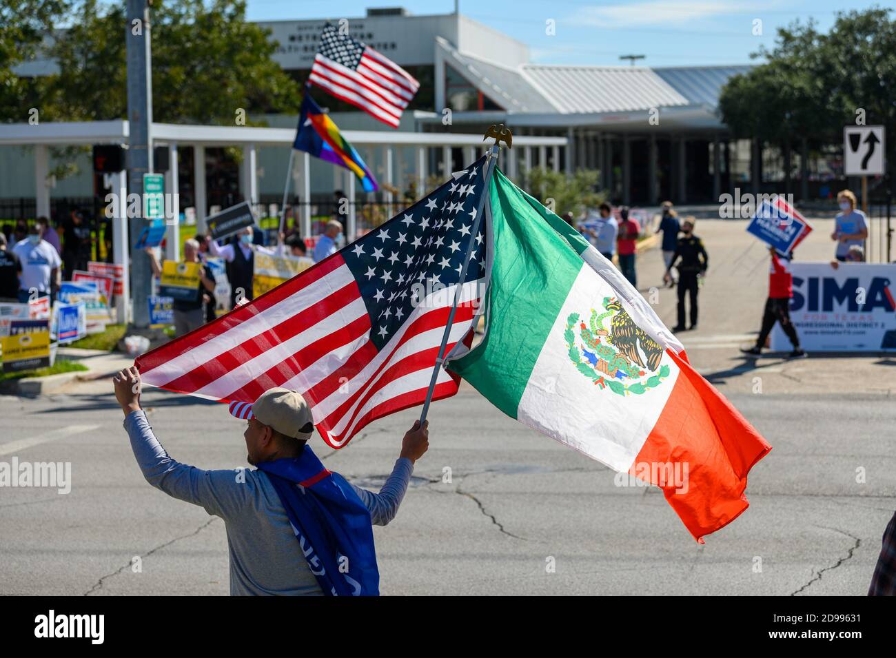 Houston, Texas, Stati Uniti. 3 Nov 2020. Un sostenitore latino di Donald Trump detiene bandiere americane e messicane al di fuori di un seggio nella contea di Harris, Houston, Texas, USA. Credit: Michelmond/Alamy Live News. Foto Stock