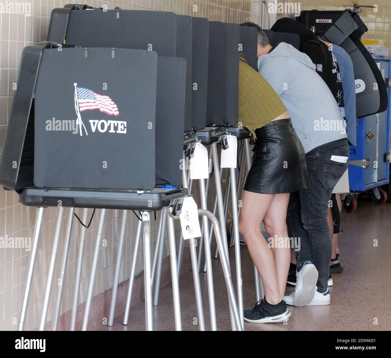 Miami, Stati Uniti. 03 Nov 2020. I residenti della Florida si levano in piedi alla cabina di voto il giorno delle elezioni per votare alle elezioni presidenziali del 2020 alla stazione dei vigili del fuoco di Miami 2 a Miami, Florida martedì 3 novembre 2020. Le linee dei siti di scrutinio sono più brevi del normale a causa del numero di elettori che hanno votato in anticipo o hanno utilizzato i voti per posta. La distanza sociale è in vigore a causa della pandemia di COVID-19. Foto di Gary i Rothstein/UPI Credit: UPI/Alamy Live News Foto Stock