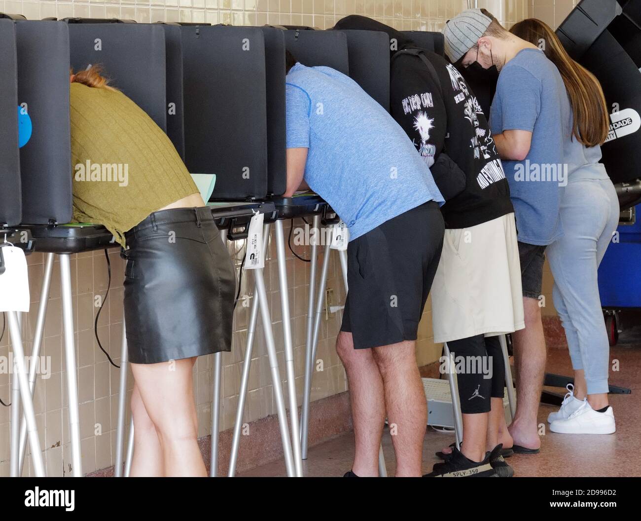 Miami, Stati Uniti. 03 Nov 2020. I residenti della Florida si levano in piedi alla cabina di voto il giorno delle elezioni per votare alle elezioni presidenziali del 2020 alla stazione dei vigili del fuoco di Miami 2 a Miami, Florida martedì 3 novembre 2020. Le linee dei siti di scrutinio sono più brevi del normale a causa del numero di elettori che hanno votato in anticipo o hanno utilizzato i voti per posta. La distanza sociale è in vigore a causa della pandemia di COVID-19. Foto di Gary i Rothstein/UPI Credit: UPI/Alamy Live News Foto Stock