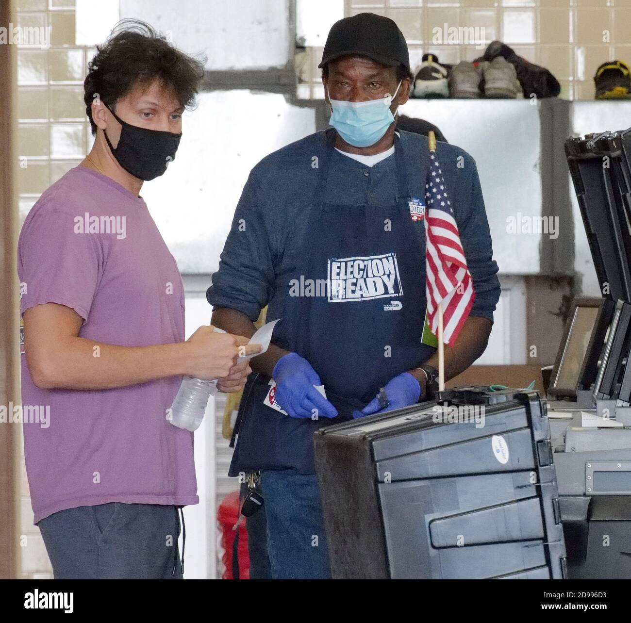 Miami, Stati Uniti. 03 Nov 2020. I residenti della Florida aspettano di depositare il suo biglietto di voto il giorno delle elezioni per votare alle elezioni presidenziali del 2020 alla stazione dei vigili del fuoco di Miami 2 a Miami, Florida, martedì 3 novembre 2020. Le linee dei siti di scrutinio sono più brevi del normale a causa del numero di elettori che hanno votato in anticipo o hanno utilizzato i voti per posta. La distanza sociale è in vigore a causa della pandemia di COVID-19. Foto di Gary i Rothstein/UPI Credit: UPI/Alamy Live News Foto Stock