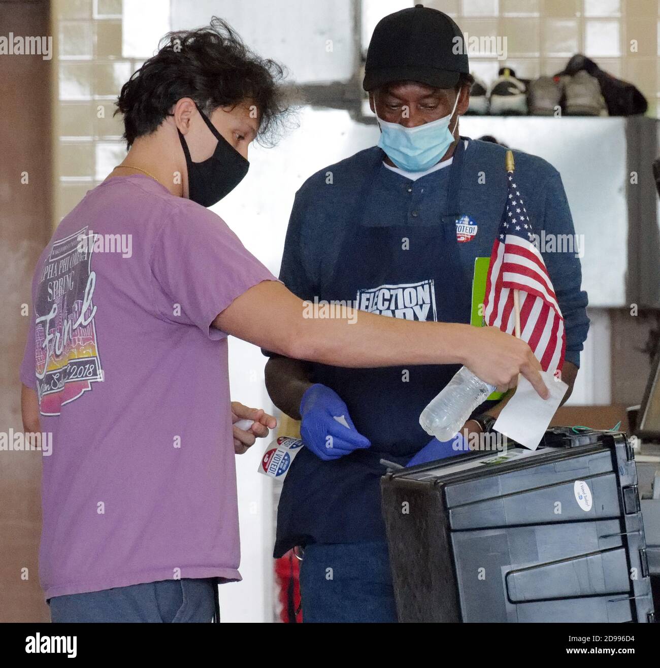 Miami, Stati Uniti. 03 Nov 2020. I residenti della Florida aspettano di depositare il suo biglietto di voto il giorno delle elezioni per votare alle elezioni presidenziali del 2020 alla stazione dei vigili del fuoco di Miami 2 a Miami, Florida, martedì 3 novembre 2020. Le linee dei siti di scrutinio sono più brevi del normale a causa del numero di elettori che hanno votato in anticipo o hanno utilizzato i voti per posta. La distanza sociale è in vigore a causa della pandemia di COVID-19. Foto di Gary i Rothstein/UPI Credit: UPI/Alamy Live News Foto Stock