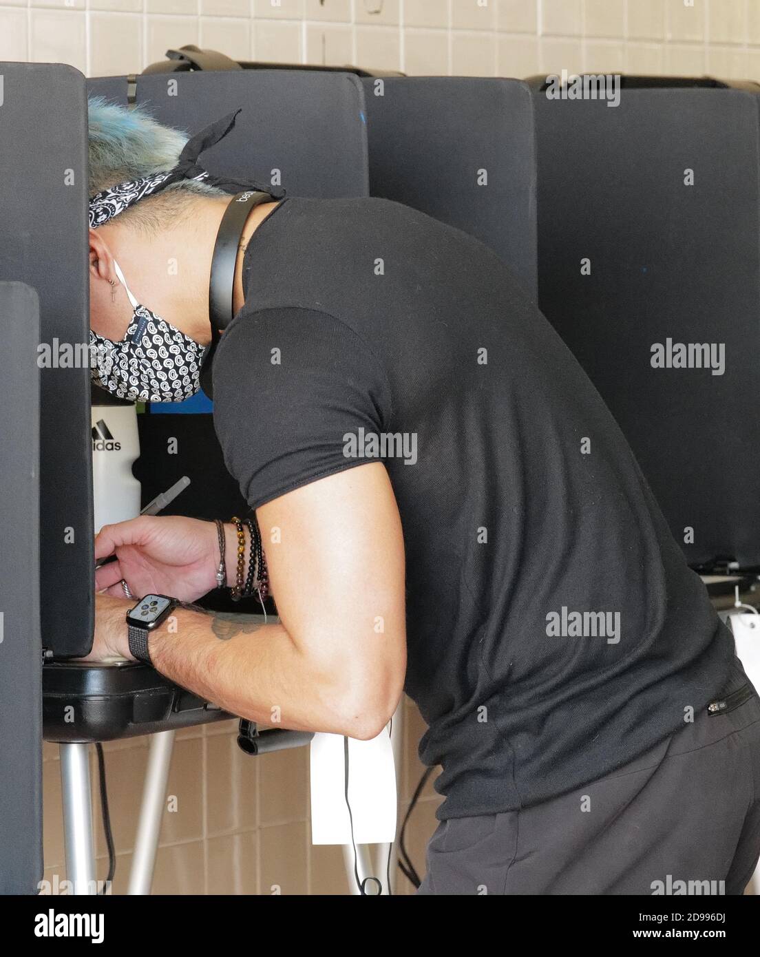 Miami, Stati Uniti. 03 Nov 2020. I residenti della Florida si levano in piedi alla cabina di voto il giorno delle elezioni per votare alle elezioni presidenziali del 2020 alla stazione dei vigili del fuoco di Miami 2 a Miami, Florida martedì 3 novembre 2020. Le linee dei siti di scrutinio sono più brevi del normale a causa del numero di elettori che hanno votato in anticipo o hanno utilizzato i voti per posta. La distanza sociale è in vigore a causa della pandemia di COVID-19. Foto di Gary i Rothstein/UPI Credit: UPI/Alamy Live News Foto Stock