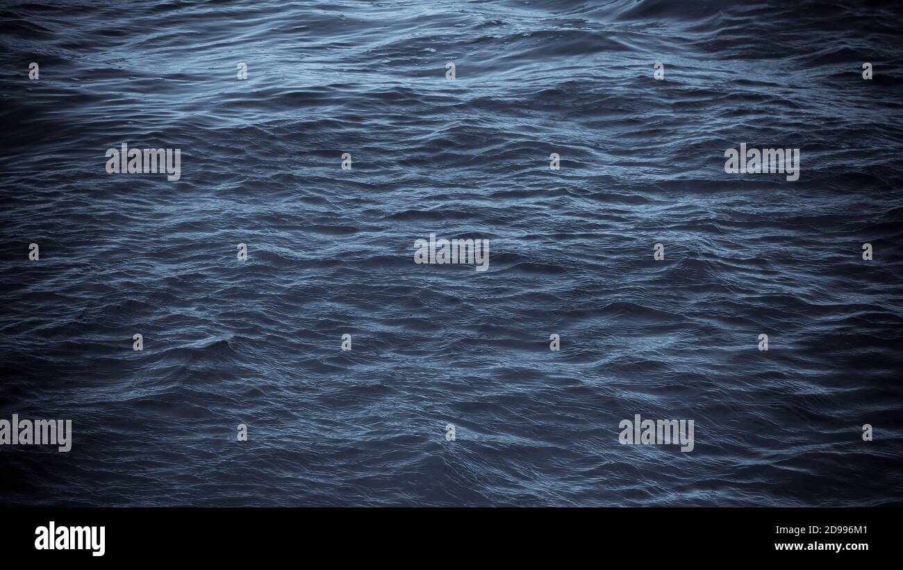 Acqua di mare scuro superficie selenio tono di fondo, onde di ruffle Foto Stock
