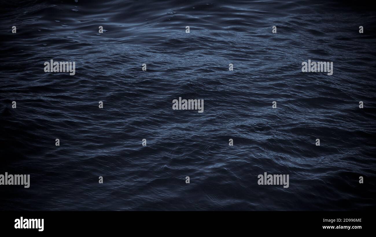 Acqua di mare scuro superficie selenio tono di fondo, onde di ruffle Foto Stock