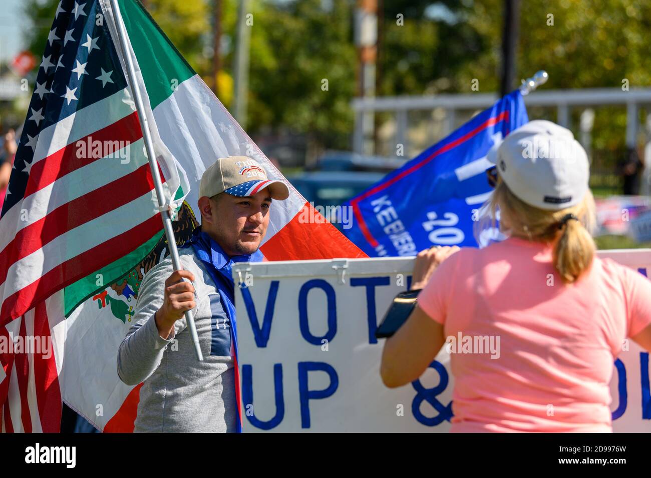 Houston, Texas, Stati Uniti. 3 Nov 2020. Un sostenitore di Donald Trump affronta un volontario che tiene i cartelli anti-Trump al di fuori del seggio elettorale nella contea di Harris, Houston, Texas, USA. Credit: Michelmond/Alamy Live News. Foto Stock