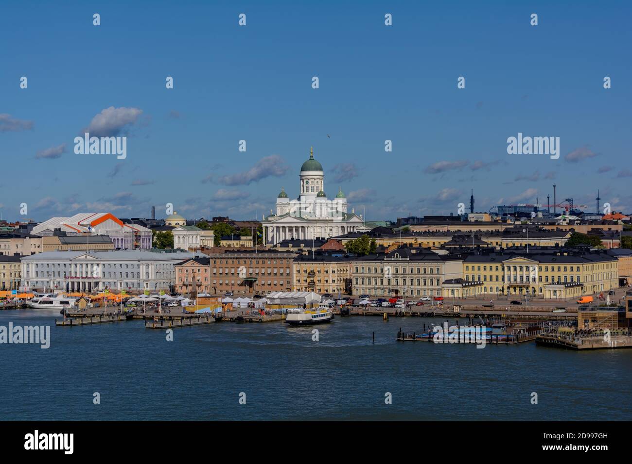 Il paesaggio urbano di Helsinki è stato girato dall'acqua con la cattedrale bianca di Helsinki Foto Stock