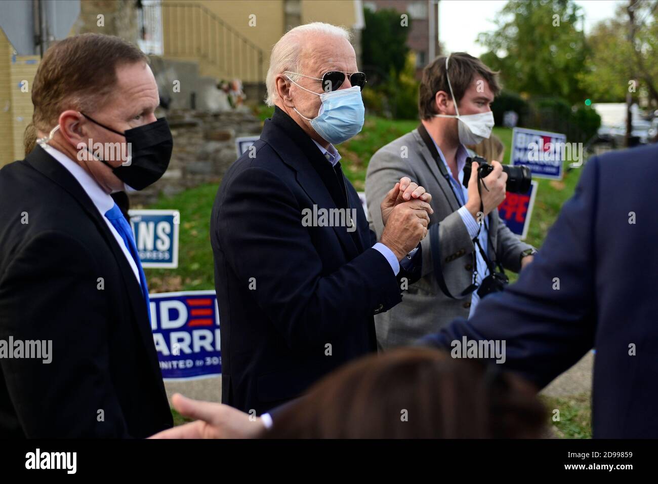 Philadelphia, Stati Uniti. 03 Nov 2020. Candidato democratico l'ex vice-presidente Joe Biden parte dopo aver fatto una campagna elettorale di arresto a Filadelfia, PA. USA, il 3 novembre 2020. Credit: OOgImages/Alamy Live News Foto Stock