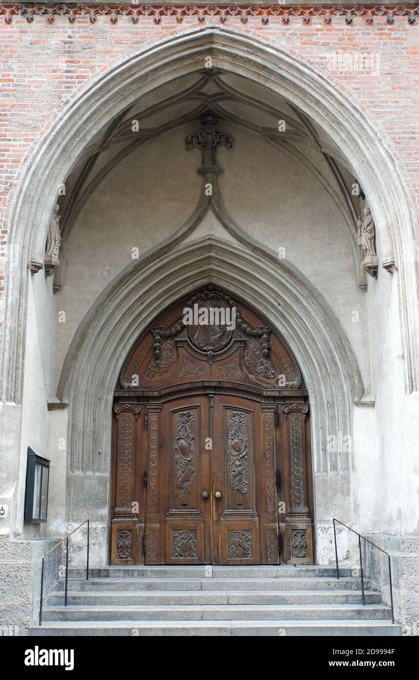 Seitenportal an der Liebfrauenkirche, München, Baviera, Germania Foto Stock