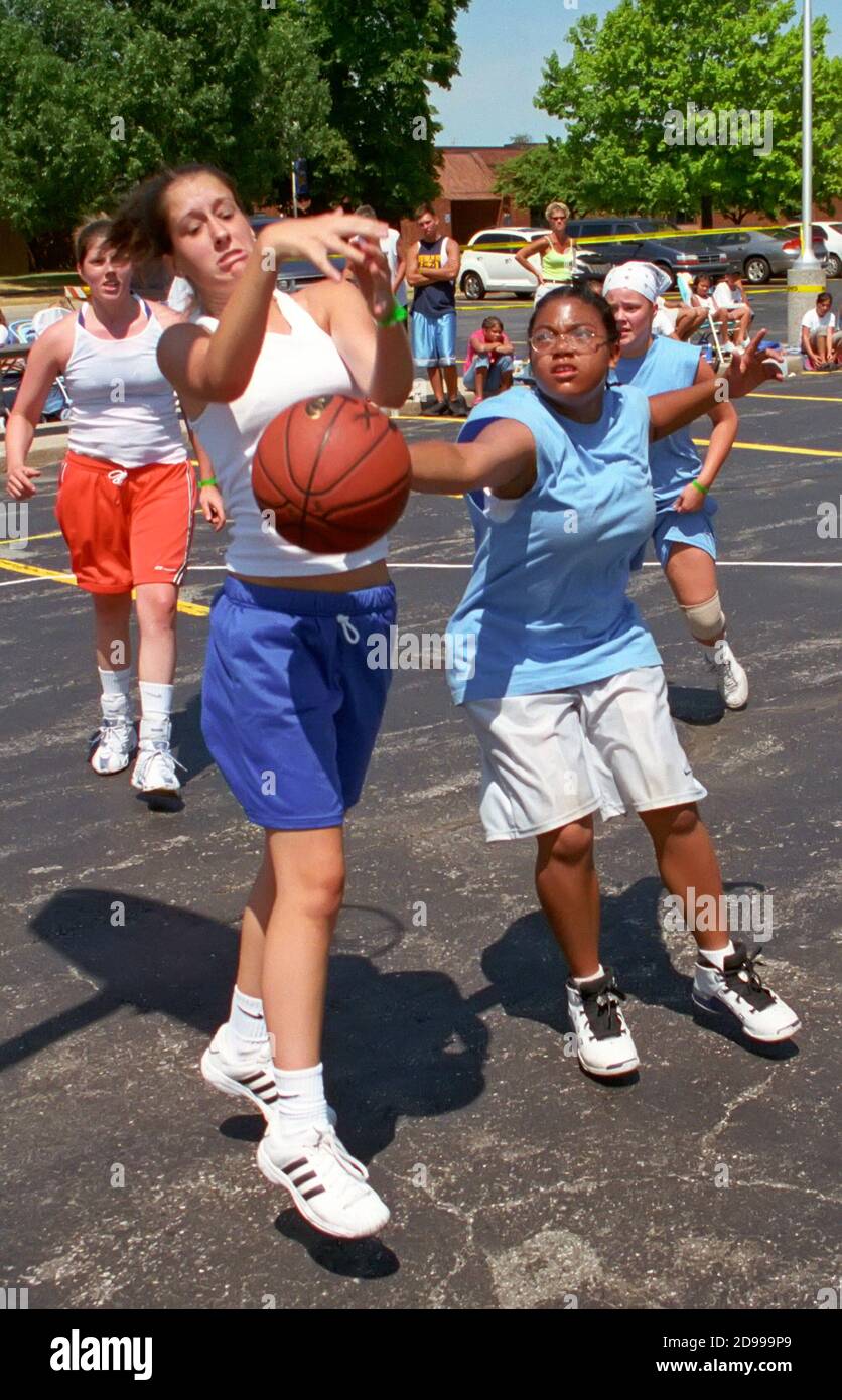 le ragazze partecipanti giocano 3 su 3 basket all'aperto Foto Stock