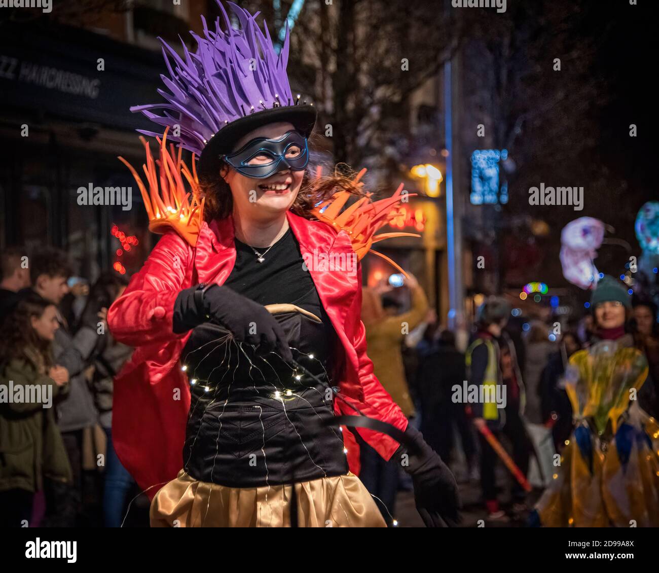 Nottigham, UK - Feb 2020: Dama ballare e indossare un costume ring Masters, mentre conduce la sfilata durante la festa annuale della luce Foto Stock