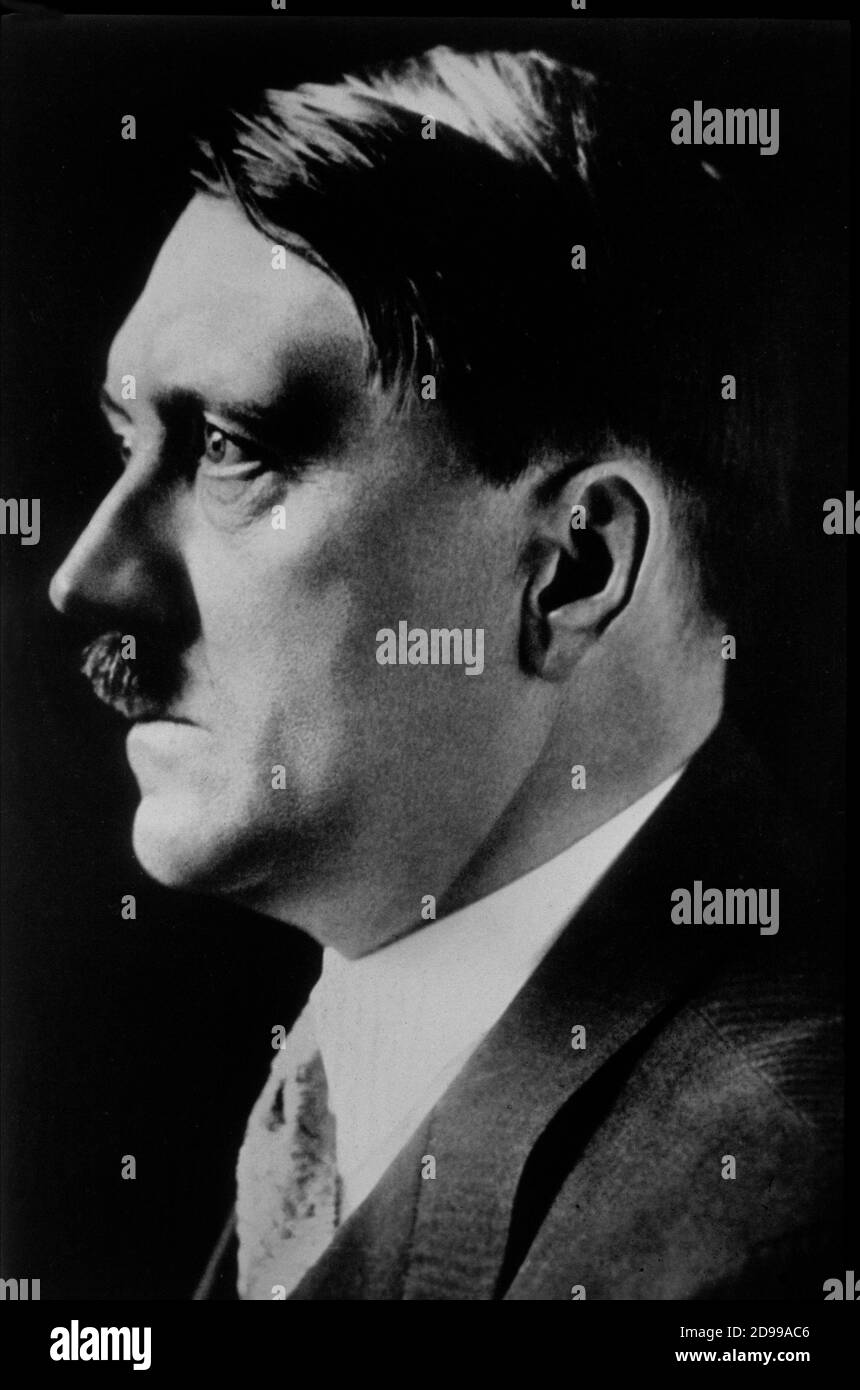 1936 CA, GERMANIA : ADOLF HITLER - NAZISMO - NAZISTA - NAZISMO - NAZI - NAZISTI - SECONDA GUERRA MONDIALE - BAFFI - BAFFI - DITTATORE - DITTATORE - CRAVATTA - CRAVATTA - COLLETTO - COLLARE - PROFILO ----- ARCHIVIO GBB Foto Stock