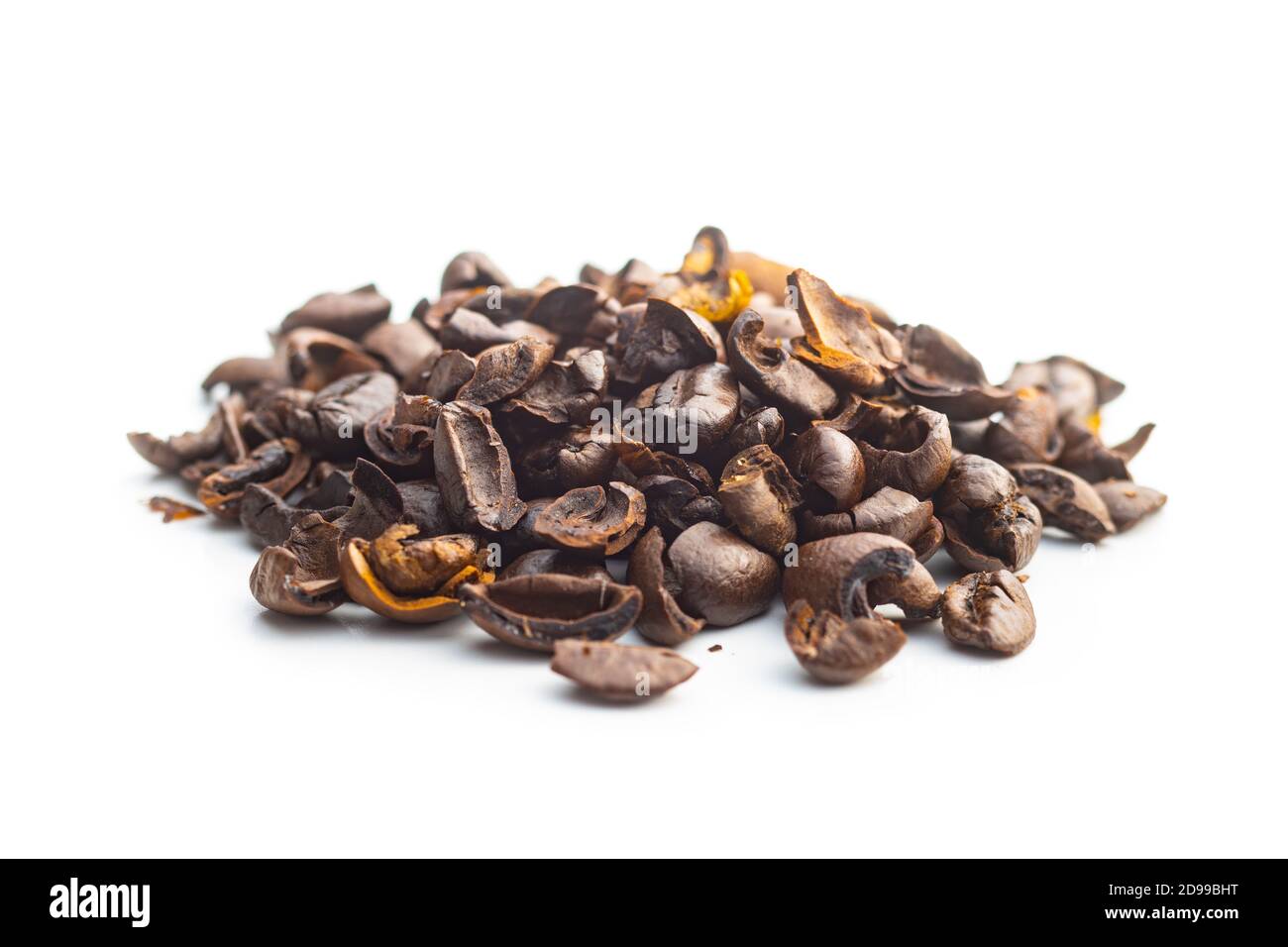 I chicchi di caffè spaccati sono isolati su sfondo bianco. Foto Stock