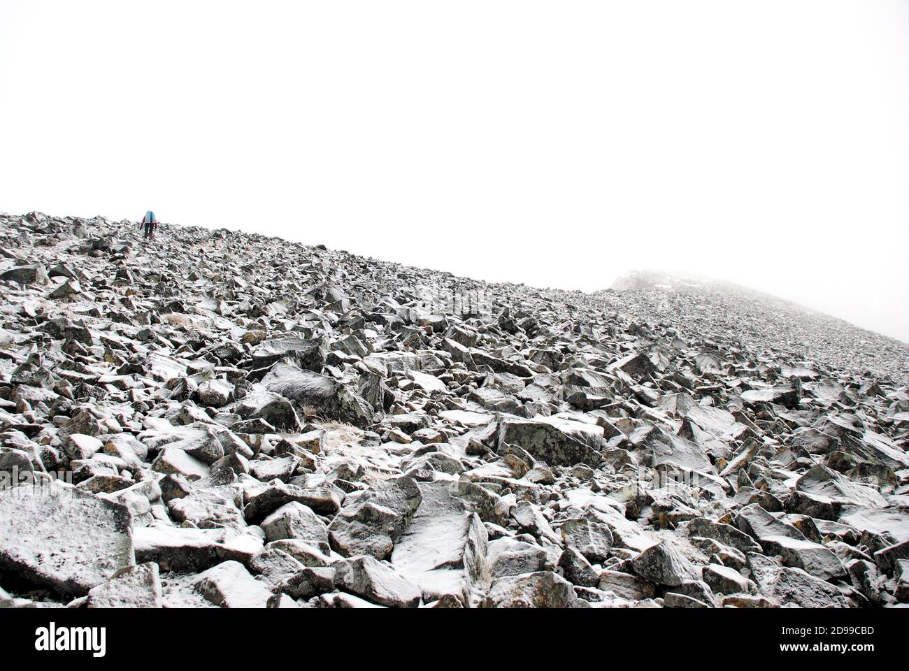 Atmosfera chiara e nebbia nelle montagne norwegens, grigio, BW, scala di grigi all'aperto Foto Stock
