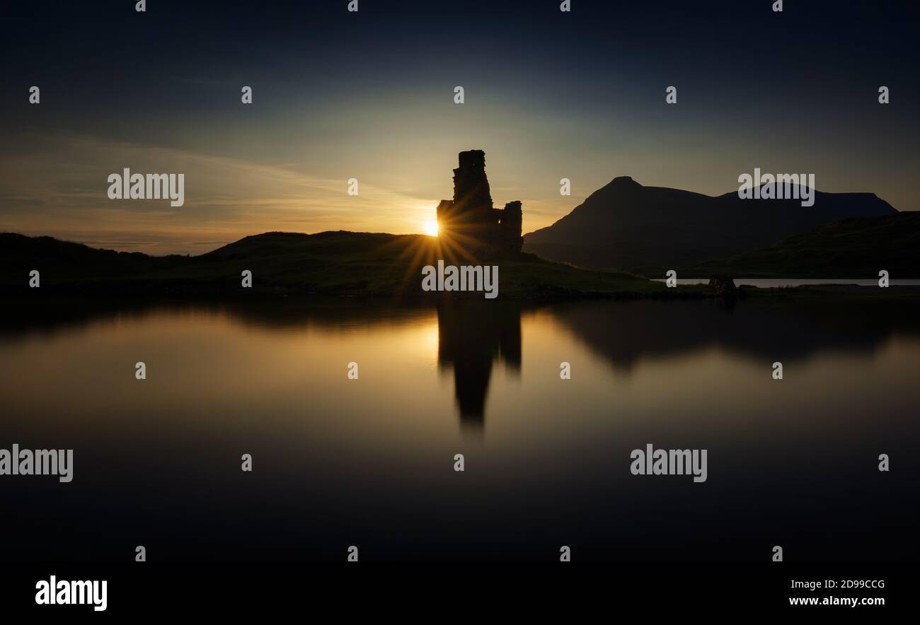 Il castello di Ardvreck riflessioni sul Loch Assynt nella luce del tramonto, Scozia Foto Stock