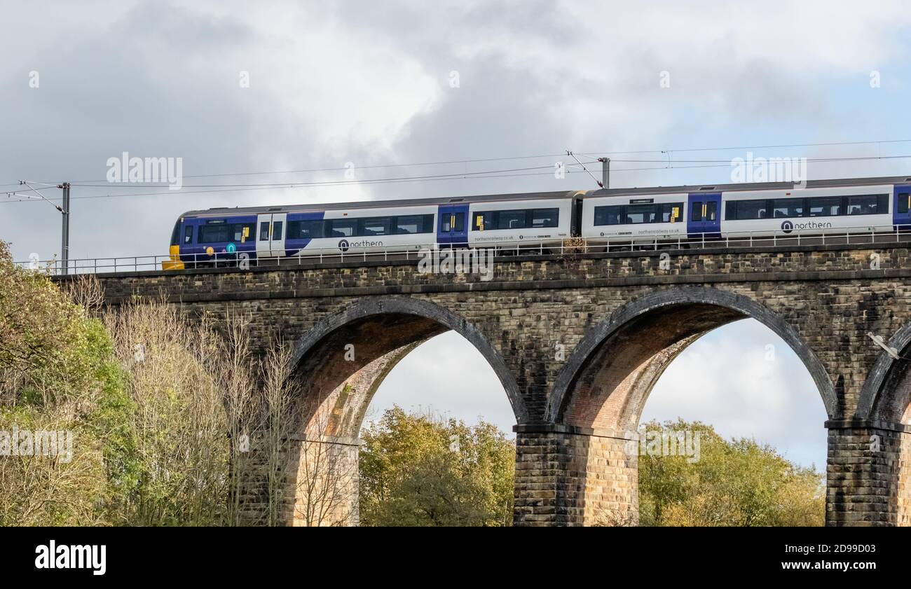 Un treno ferroviario nord che passa sopra un viadotto sulla linea ferroviaria Wharfedale a Baillon, Yorkshire. Foto Stock
