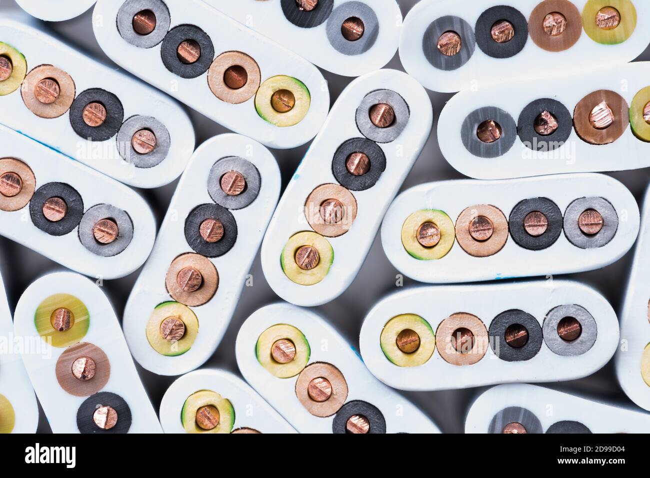 Primo piano dei cavi elettrici, sezione trasversale, concetto di energia e tecnologia Foto Stock