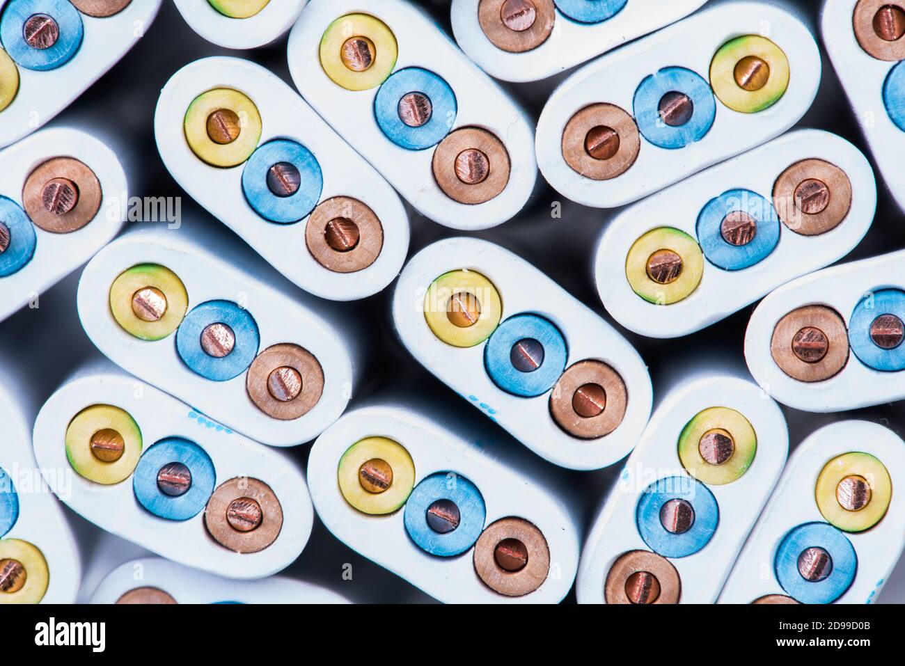 Primo piano dei cavi elettrici, sezione trasversale, concetto di energia e tecnologia Foto Stock