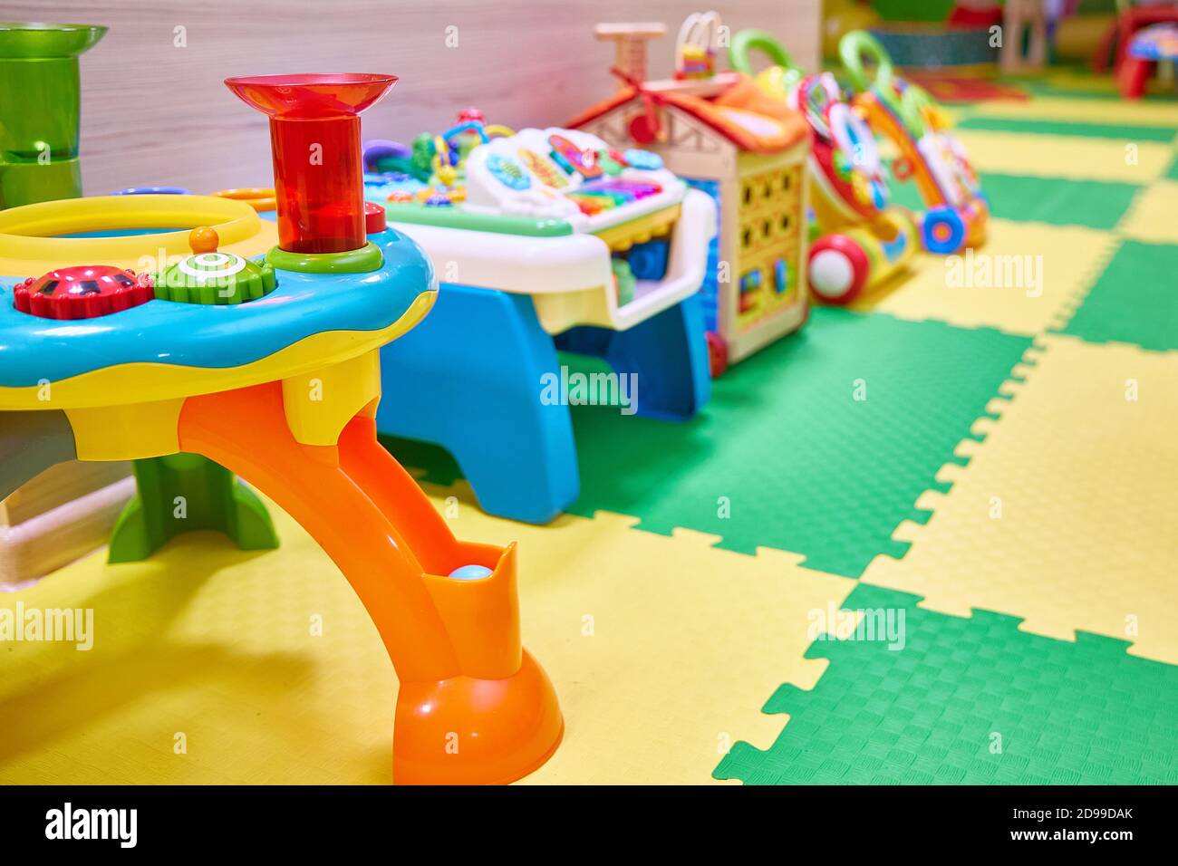 Giocattoli in una sala giochi per bambini in un centro commerciale. Spazio di copia. Foto Stock