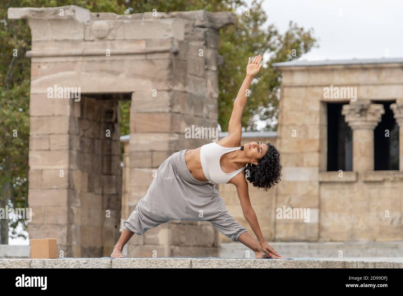 Primo piano di una donna spagnola pratica yoga all'aperto Foto Stock